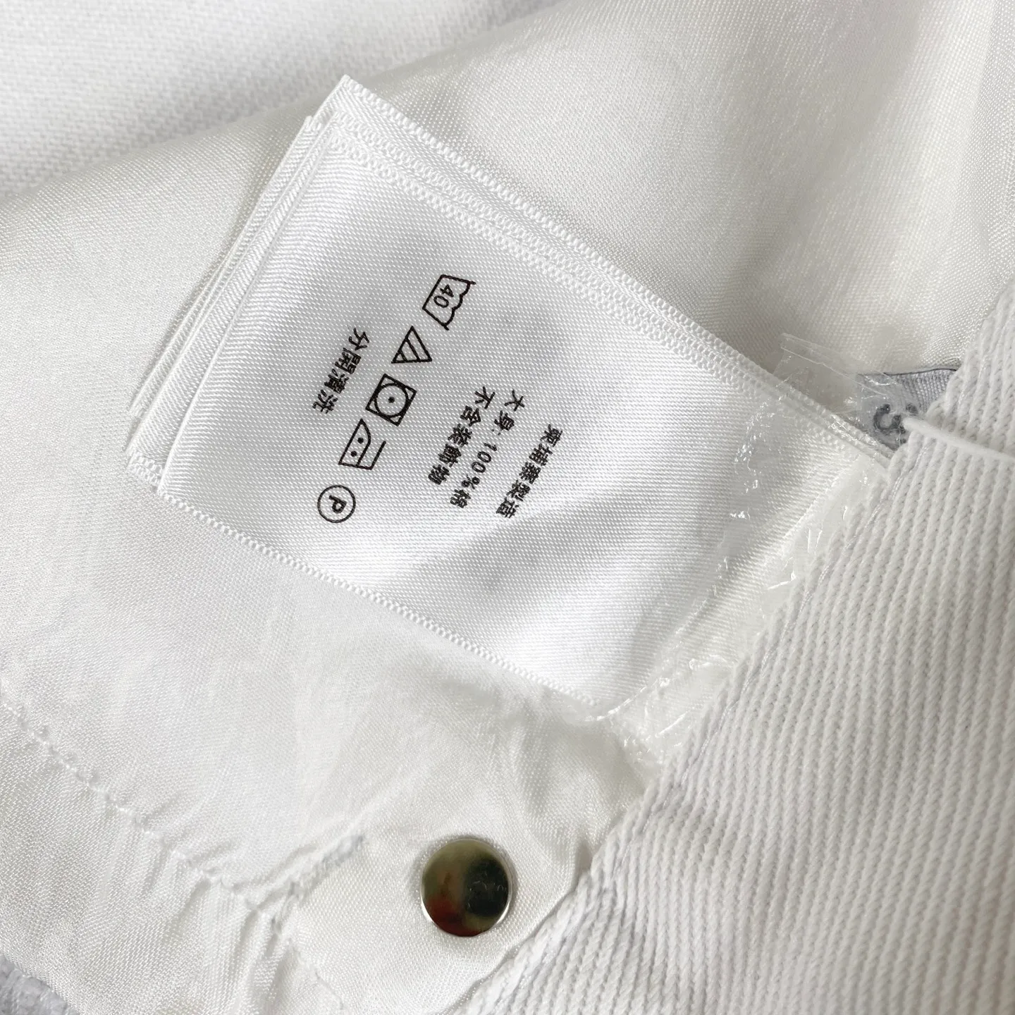 🅿️280 [Strongest version] Chroe Hets CH Chroe Hets CH white and light pink leather label jeans Customized metal buckle Legs washed distressed ripped hem ceiling-level jeans ‼ About Zangyin✅This is an extremely luxurious fashion brand that can also be called the aristocrat of the high street. It has always been an exclusive brand for some hipsters or the rich second generation. Compared with ordinary high streets, it is more luxurious and noble. Compared with luxury brands, it is more fashionable and individual. Top heavy industry fashion design✅Consistently high street luxury style creation. Speaking of this style, the Zangyin family and the GU family are definitely among the leading representative brands. Especially the Zangyin family's creation of high street style has really achieved an effect of transformation. The color of this model is already very eye-catching by using a unique washed material. It is decorated with pink patchwork cross flowers, which cleverly highlights the charm of the brand. Secondly, this model adopts a classic high-waist cut design, which highlights the long legs and fashionable temperament of the upper body. The brand is highly recognizable and the slim-fitting configuration is more suitable for daily wear. The personality will be fashionable and the specifications can be seen at a glance. Materials and technology ✅ Needless to say, this point goes without saying. As an excellent craftsman brand, Zangyin's requirements for details and craftsmanship are really perfect. The washed color of this model has gone through a lot of processes, not to mention the embellishment of the denim appliqués. It is also purely handmade and sewn. Just like what they believe in, only handmade things have soul and have the meaning of wearing. A top-notch heavy-duty fashionable denim item, recommended by both hands‼   Size: 28 30 32 34 equivalent to S-XL